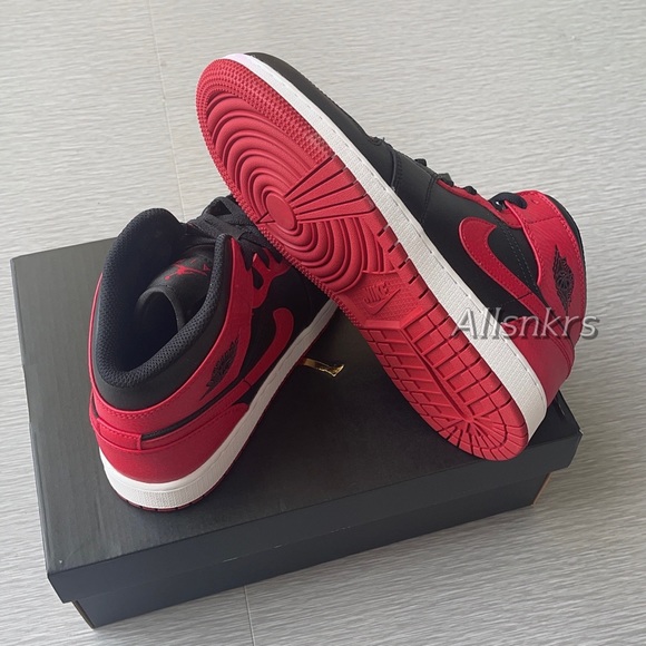 Air Jordan 1 Mid “Banned” Classic Red/Black W - Picture 4 of 12